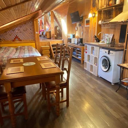 Appartement Wooden Attic à Braşov Extérieur photo