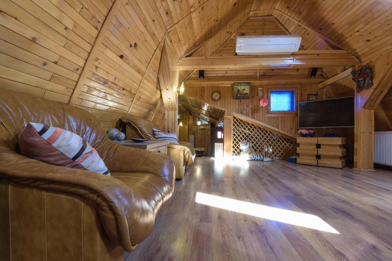 Appartement Wooden Attic à Braşov Extérieur photo